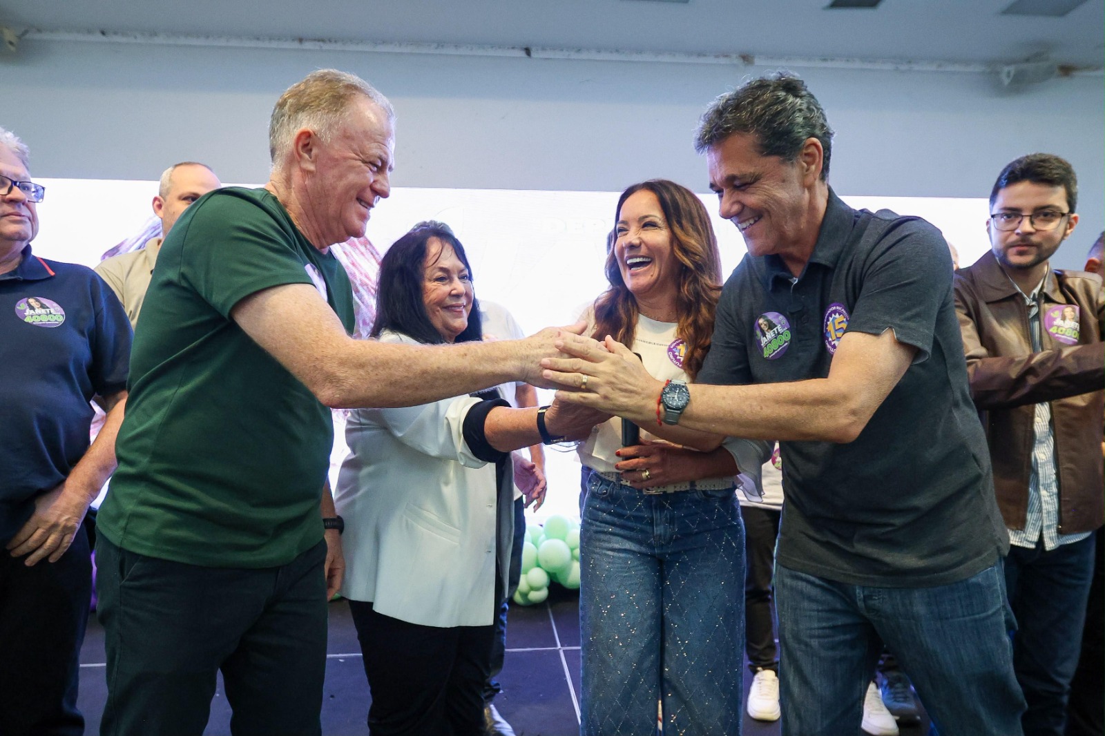Cumprimentos entre lideranças políticas durante o ato de lançamento