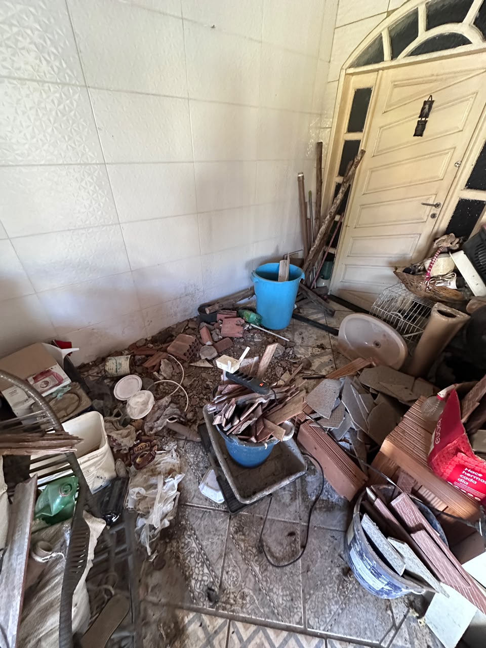 Acúmulo de resíduos no interior do imóvel em Grande Goiabeiras