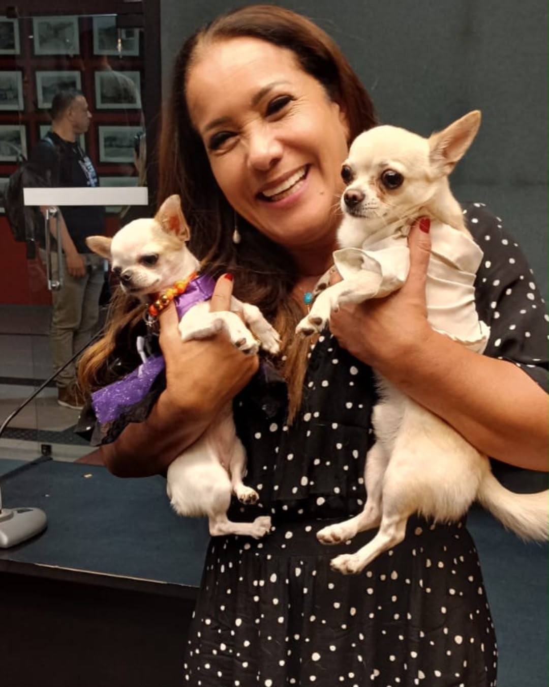 Janete de Sá segurando dois cães