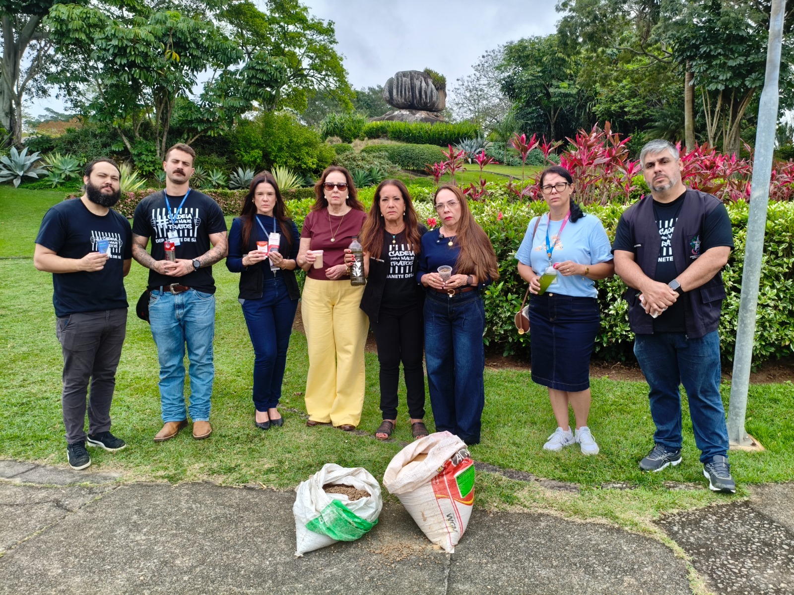 CPI de Maus-tratos aos Animais e MPES flagram ração com mofo, remédios vencidos e água suja e colônia de gatos no Parque da Pedra da Cebola