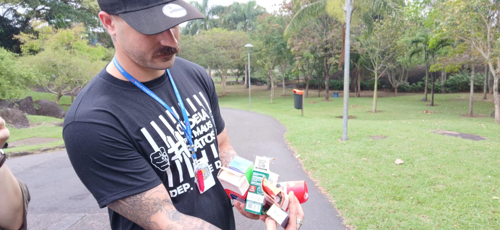Voluntário exibe medicamentos e alimentos recolhidos durante a fiscalização no parque